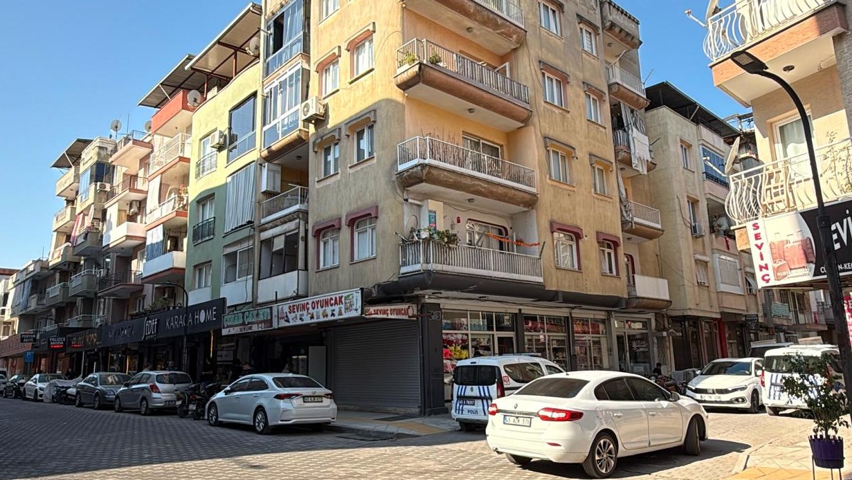 Eşini elleriyle boğarak öldürdü!