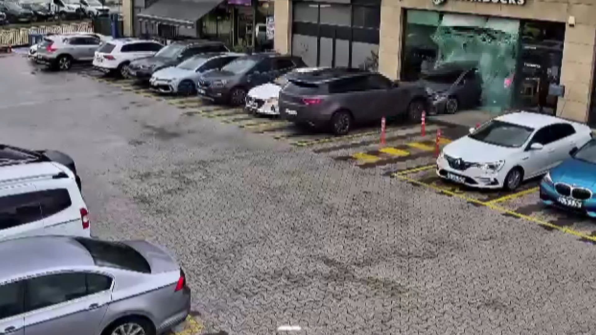 Çekmeköy’de sürücü fren yerine gaza bastı; cip çarptığı otomobille kafeye girdi