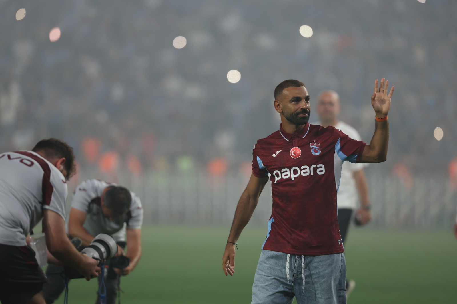 On binlerce taraftarın önünde dev imza!