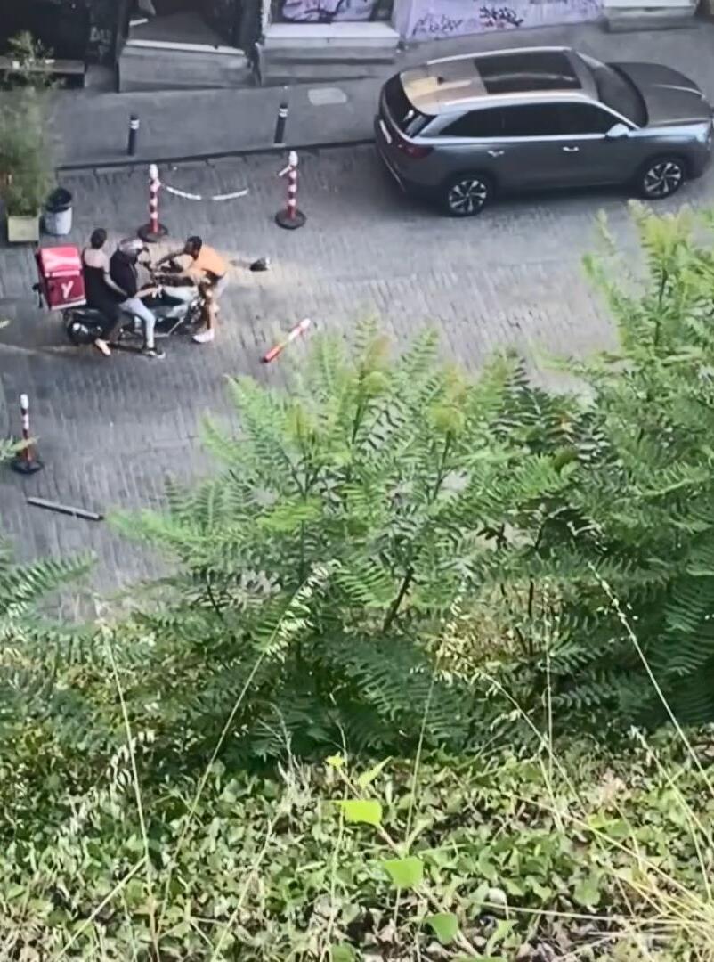 Beyoğlu'nda yarı çıplak adam paniği! Dubalarla dövdüler