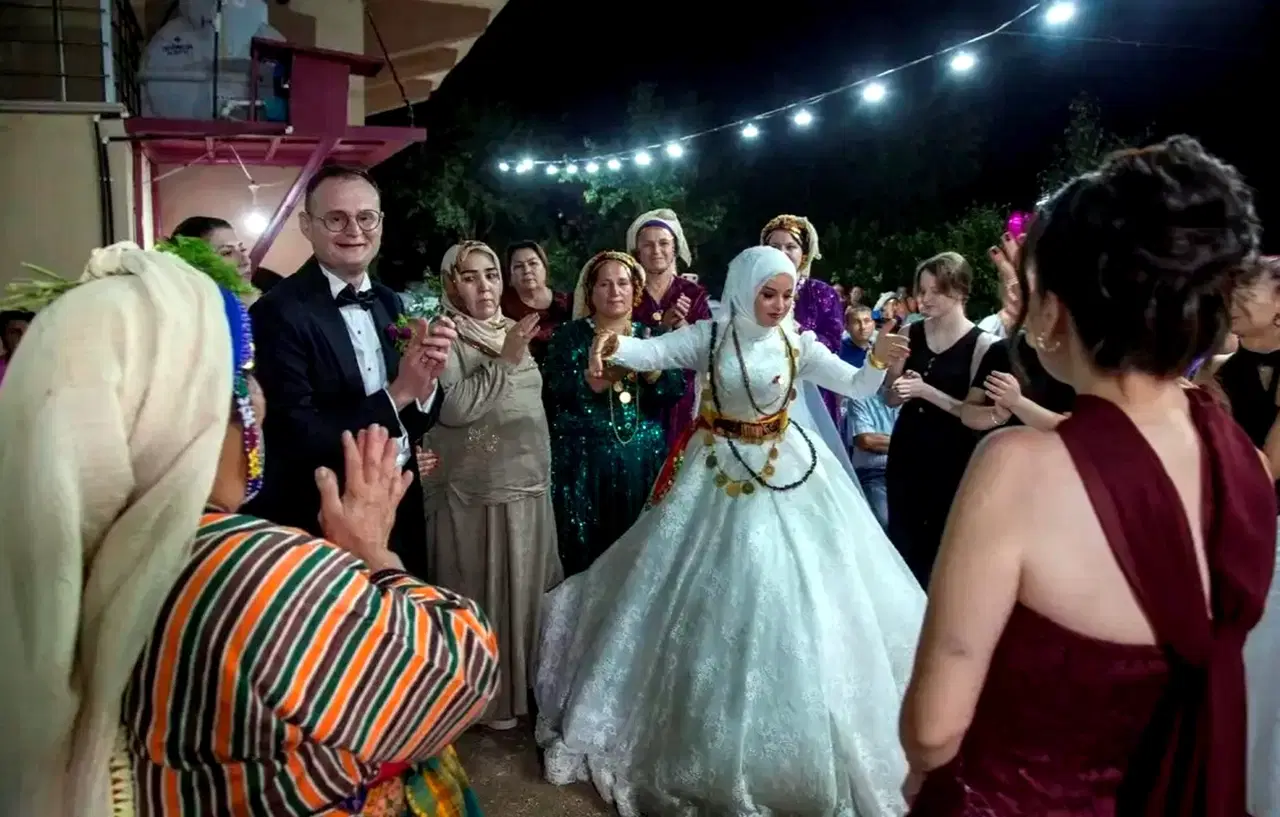 Dillere destan vurgun! Başpehlivanların güreştiği düğünün Özbek gelini milyonlarca liralık altın takılarla kayıplara karıştı