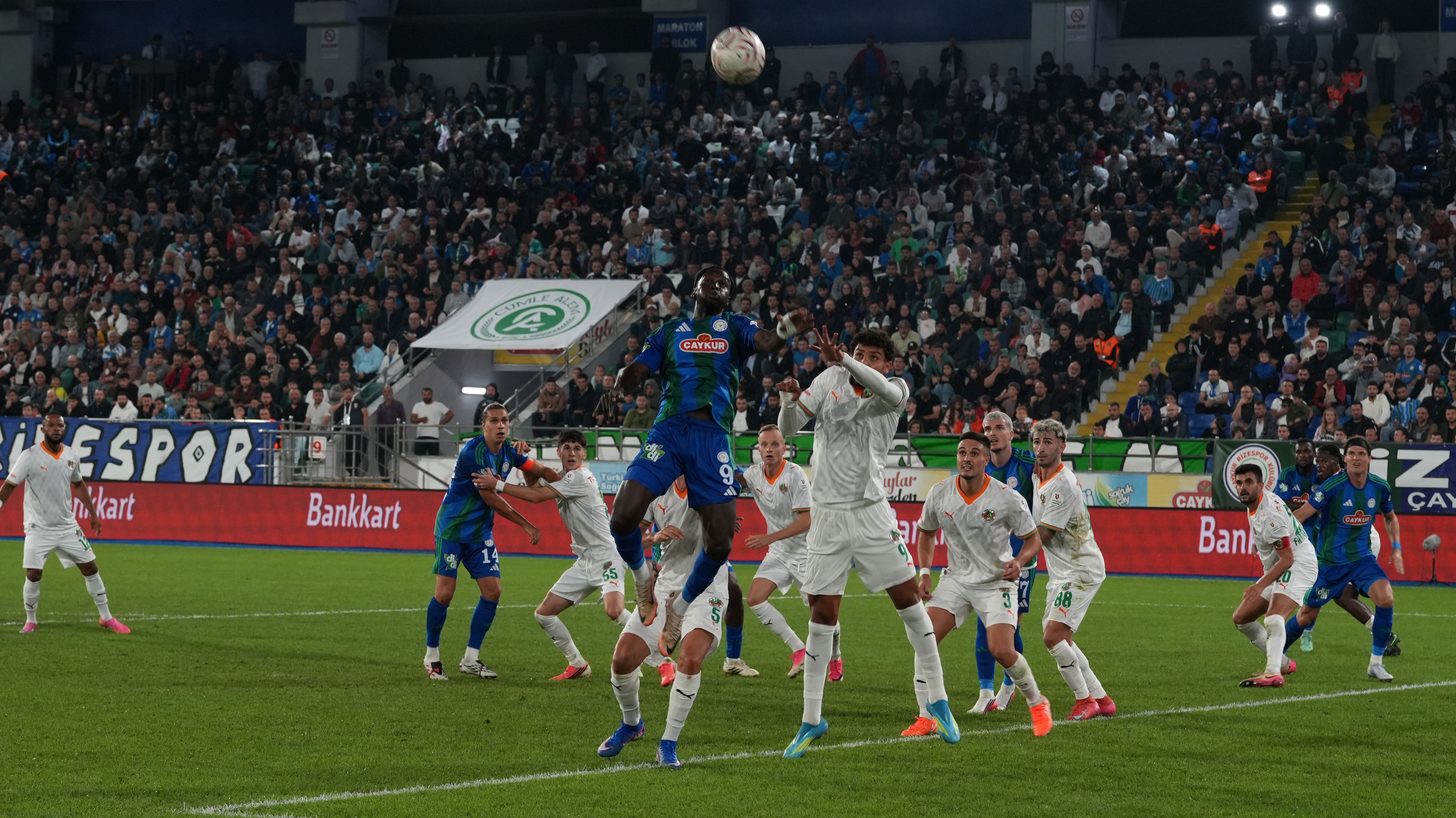 Çaykur Rizespor evinde Corendon Alanyaspor'a 1-0 mağlup oldu!