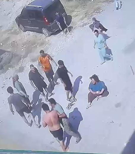 İki aile arasındaki keserli ve bıçaklı kavga kamerada