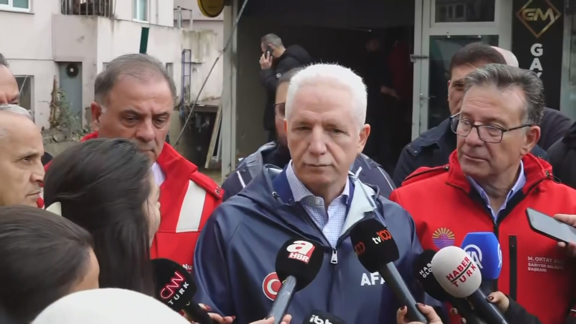İstanbul Valisi Davut Gül, dere yatağındaki yapıların yıkımına başlanacağını duyurdu.