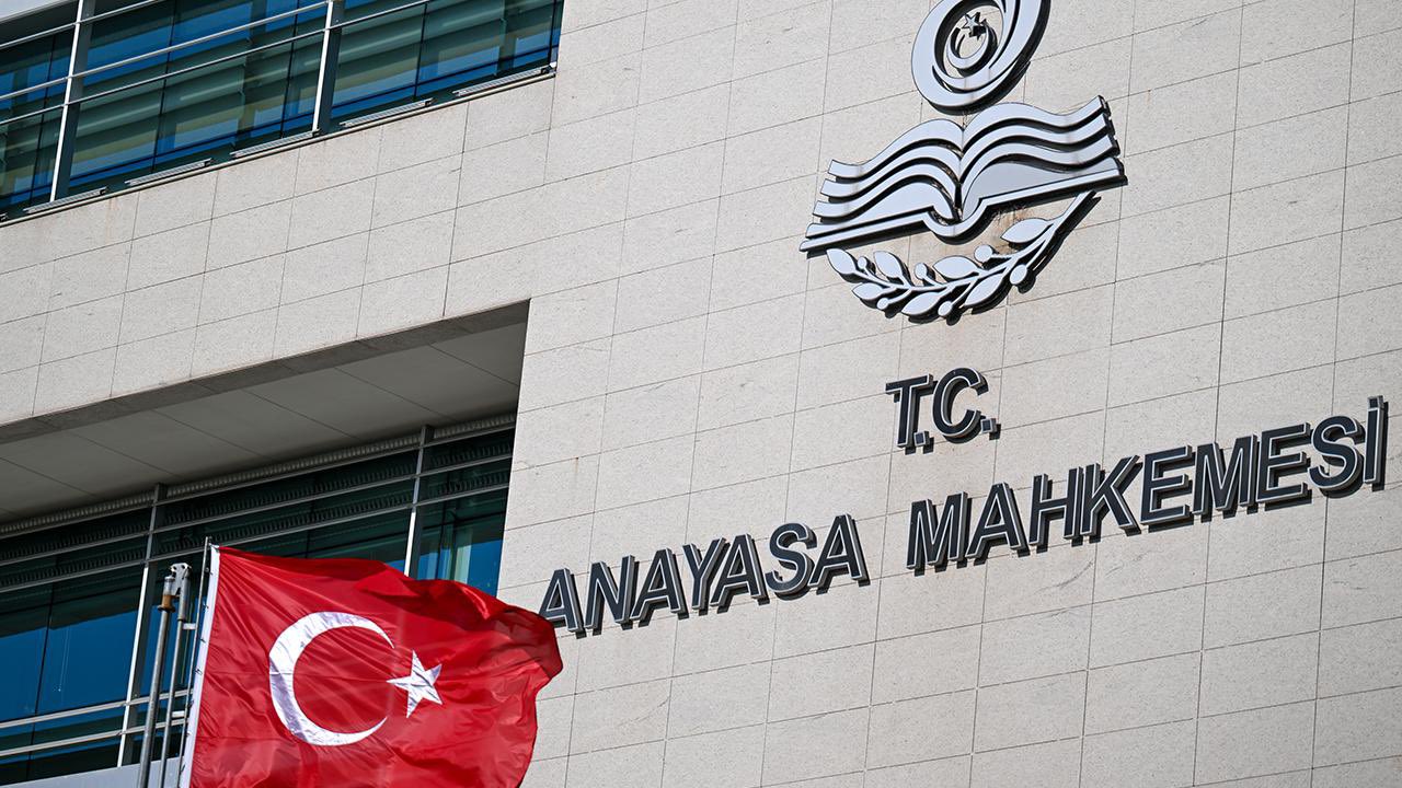 AYM'den okul değiştirme cezasına iptal yolu! Öğrencilere tazminat