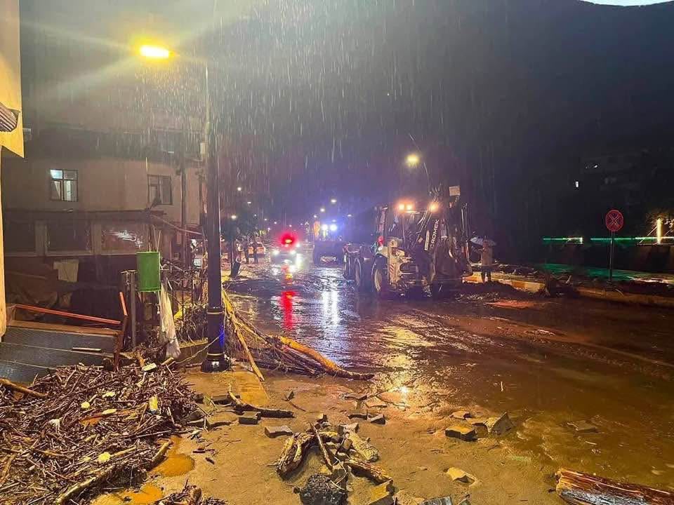 Giresun'da sel felaketi! Sel sularına kapılan 2 kişi aranıyor