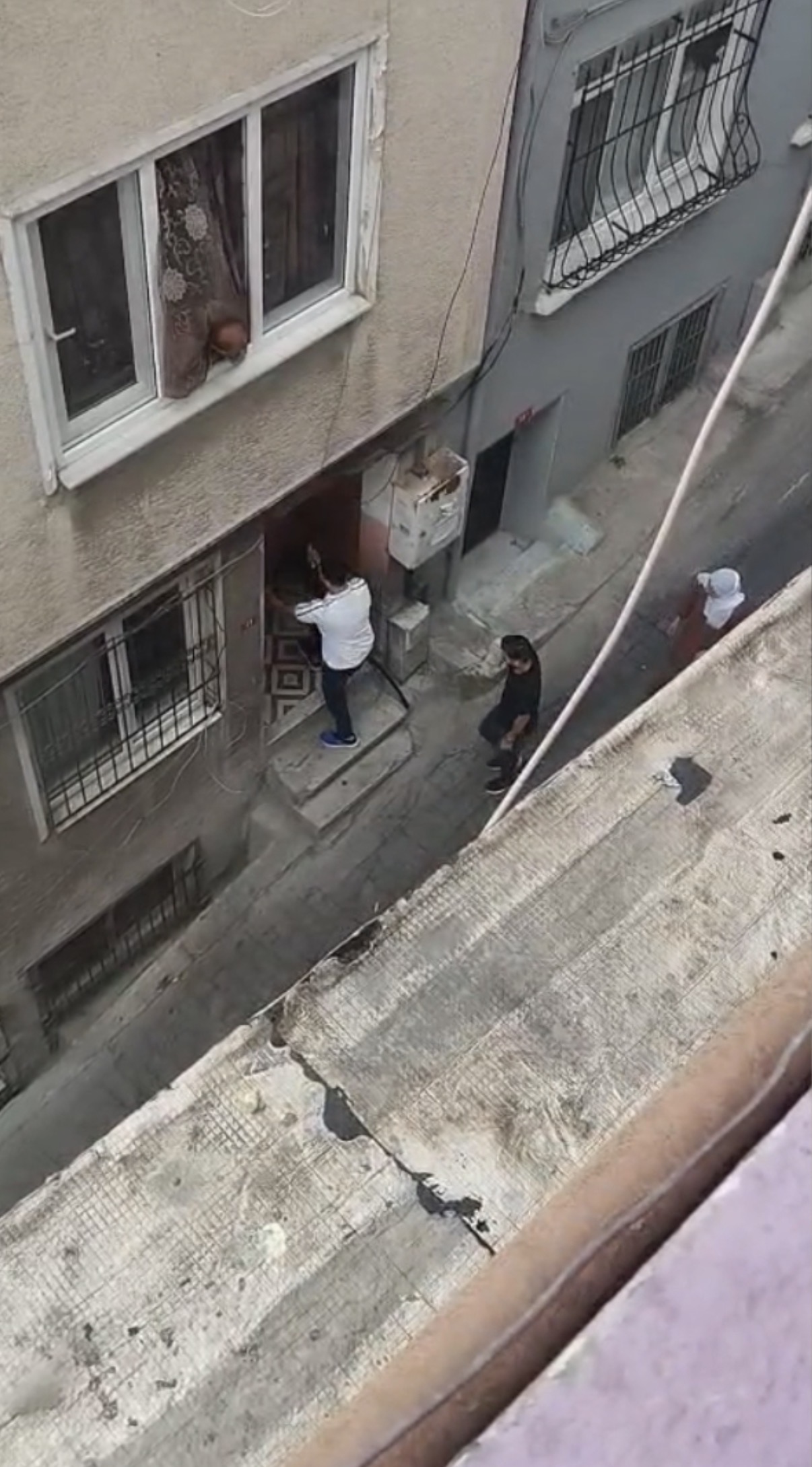 Fön çektirdi jöle sürdü parasını ödemeyince taş ve sopalarla evi basıldı!