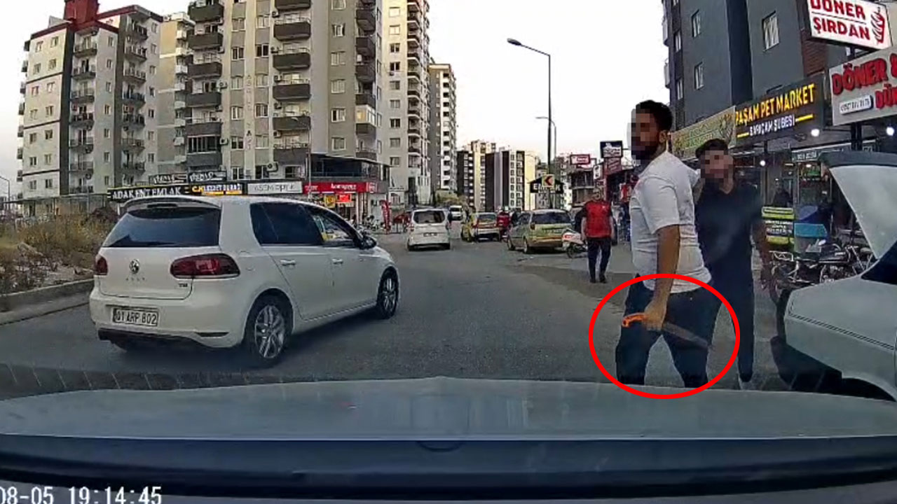 Trafikte testereli dehşet kamerada!