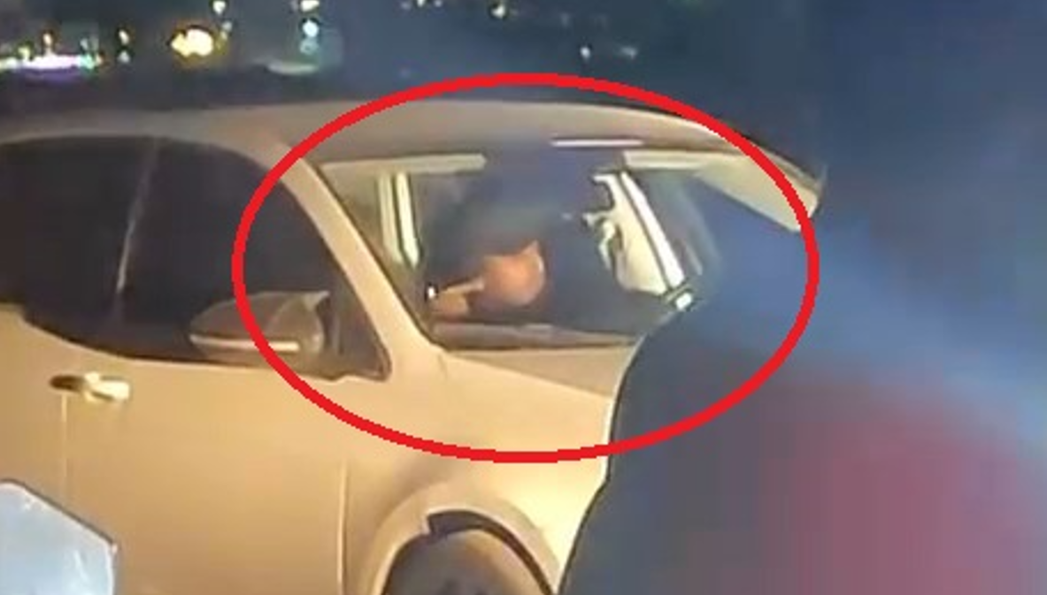 Rastgele ateş açıp silahı başına dayadı