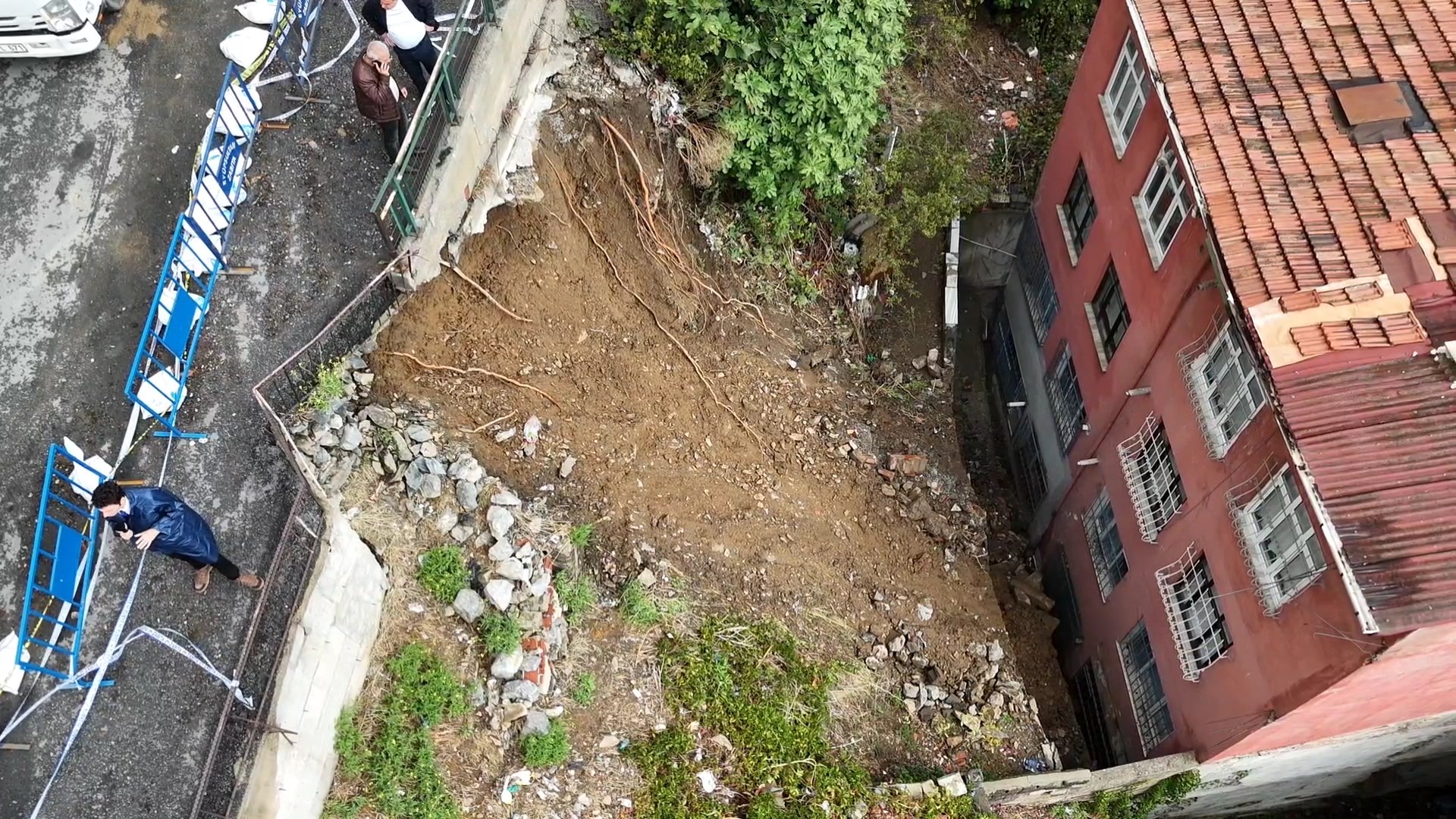 Eyüpsultan'da yağış sonrası toprak kayması; binadaki 25 kişi tahliye edildi