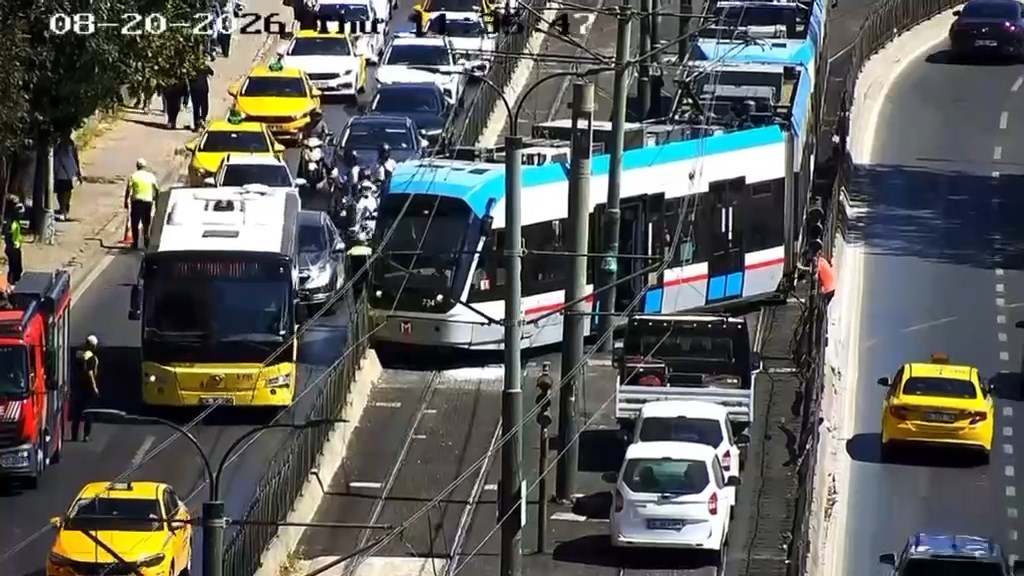 Beyoğlu’nda tramvay raydan çıktı; yolcular tahliye edildi!