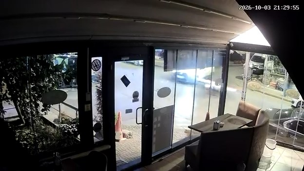 Ümraniye'de motosikletin hafif ticari araca çarptığı kaza kamerada