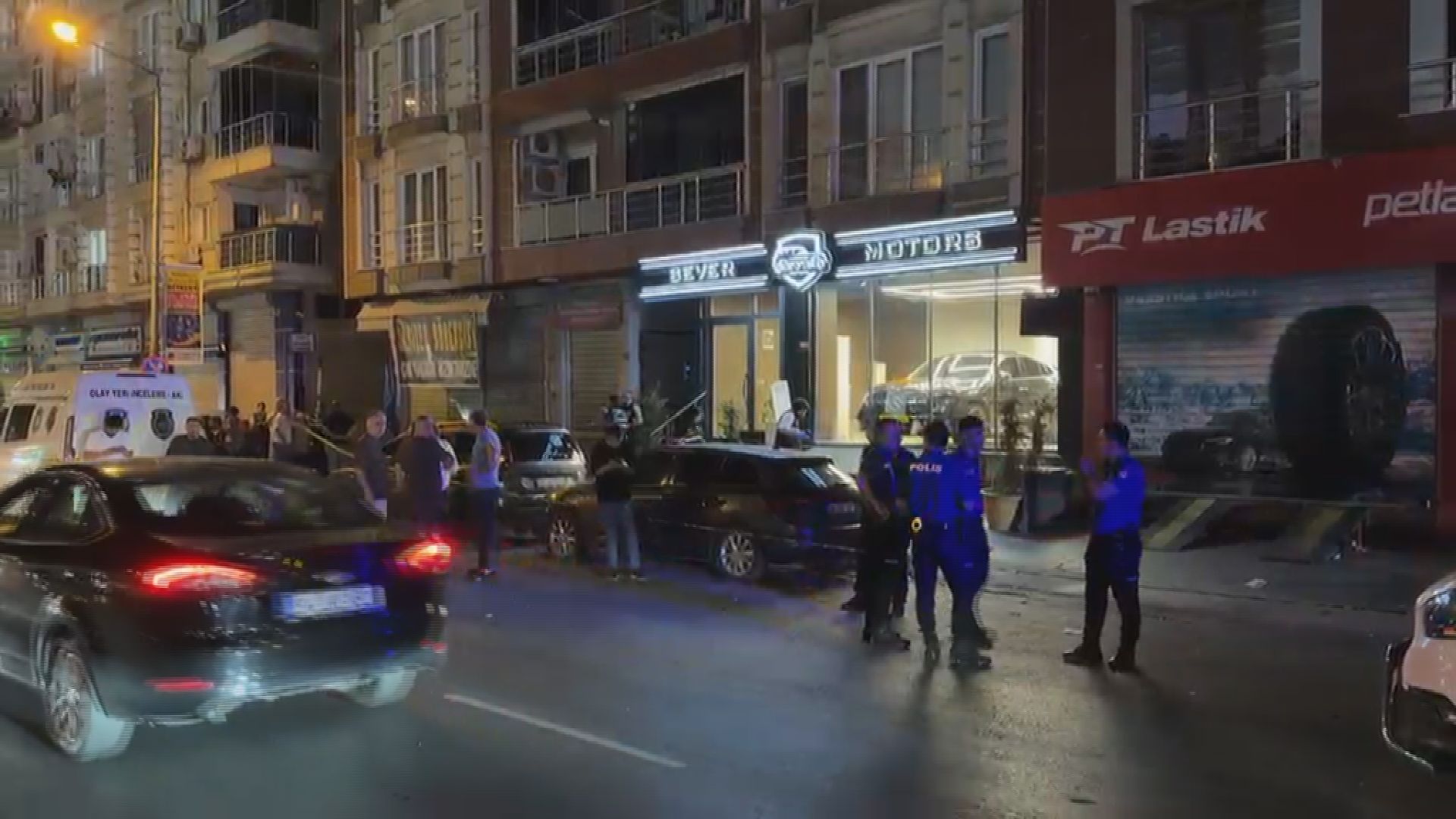 İstanbul'da oto galeri tarandı: 1 ölü 2 yaralı! 15 yaşındaki saldırgan 12 dakikada yakalandı