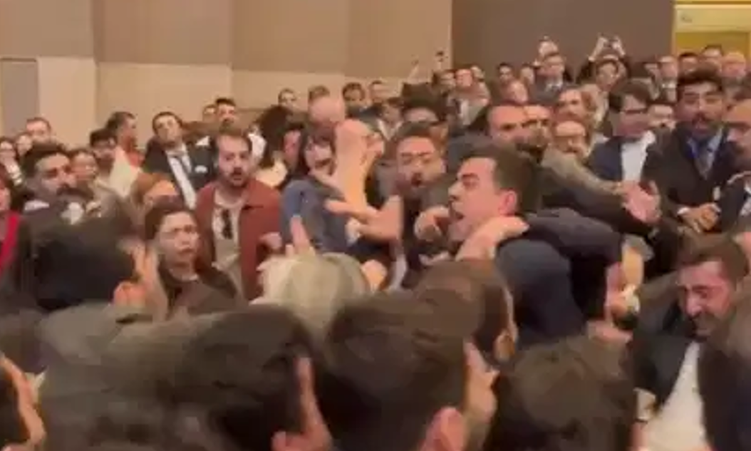 İstanbul Barosu Genel Kurulu'nda yumruklu kavga! Toplantıya ara verildi