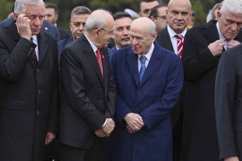 Anıtkabir'de dikkat çeken görüntü! Kılıçdaroğlu ve Bahçeli uzun süre sohbet etti