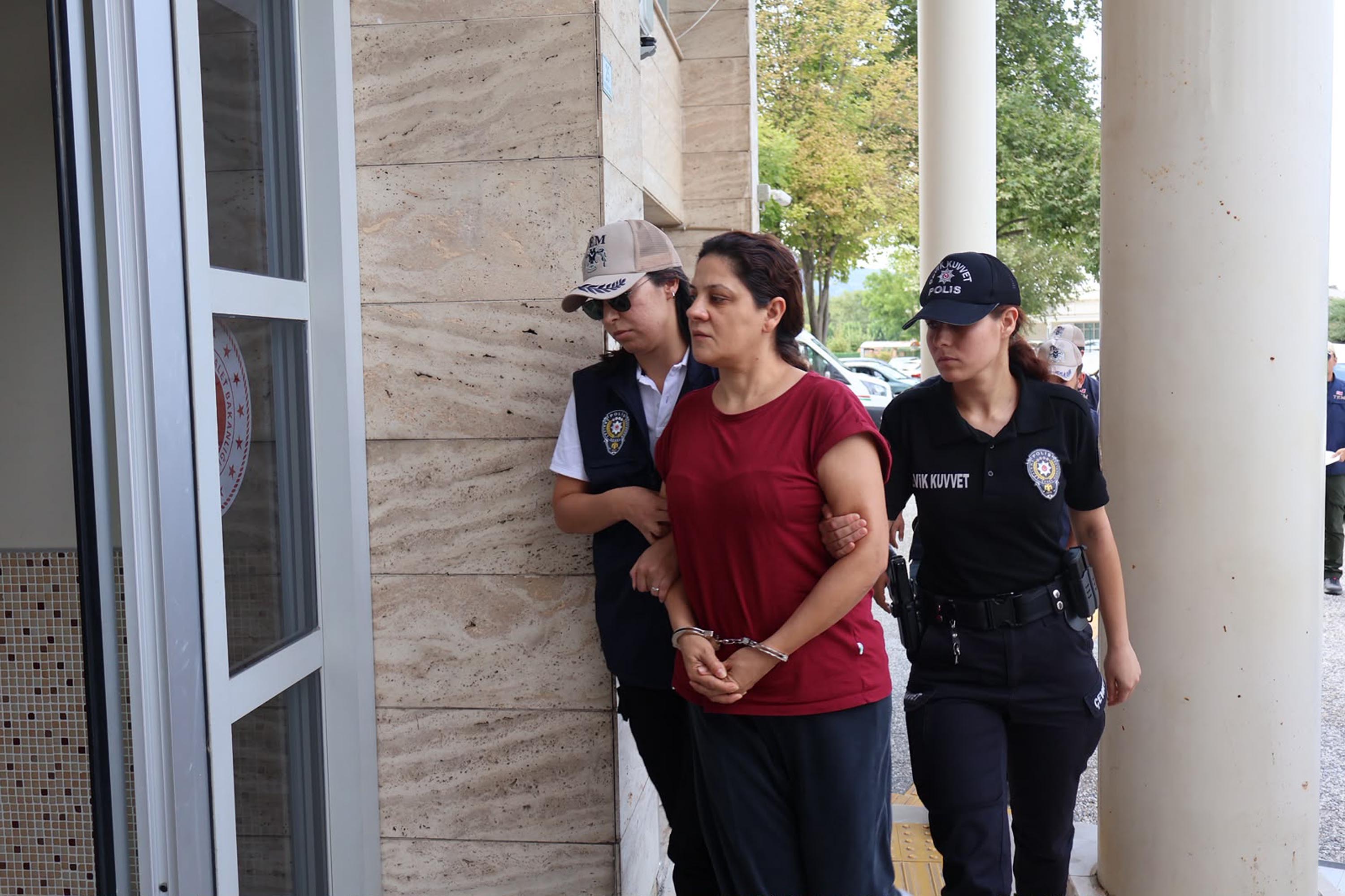 Cumhurbaşkanı Erdoğan'a suikast timindeki FETÖ'cü ihraç yüzbaşının ablası adliyeye sevk edildi!  