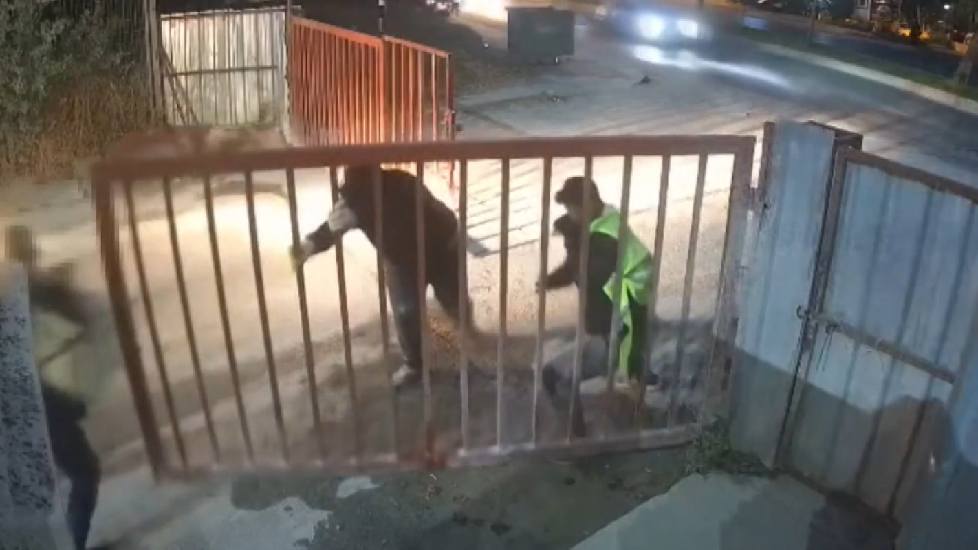 2 milyonluk kablo hırsızlığı! Bekçinin müdahalesi kamerada