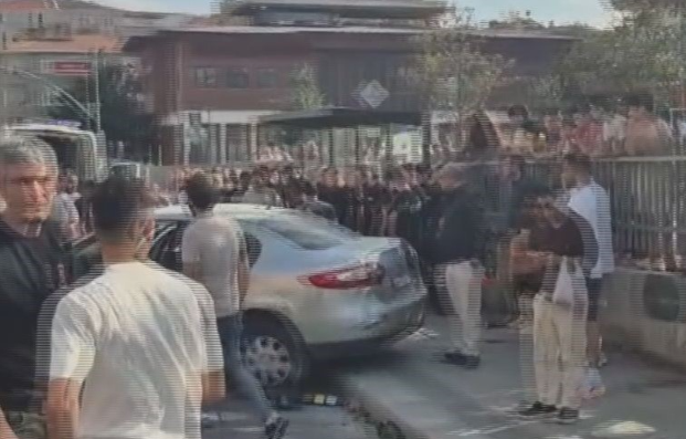 Güngören'de kaldırıma çıkan otomobil durakta bekleyen yayalara çarptı: 2'si ağır 4 yaralı