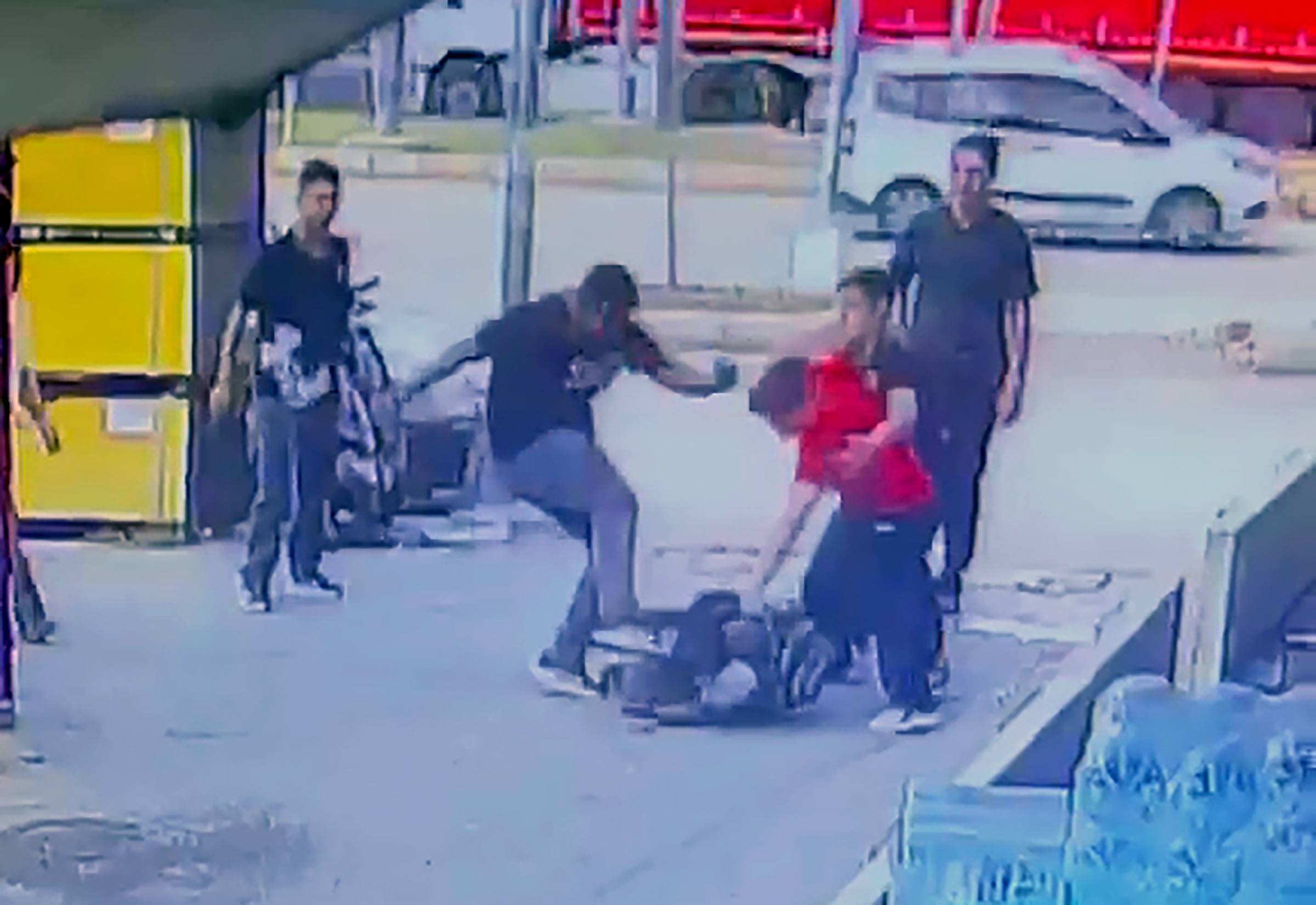 Akran şiddeti kamerada! 2 çocuk tartıştıkları çocuğu dövüp, yerde sürükledi