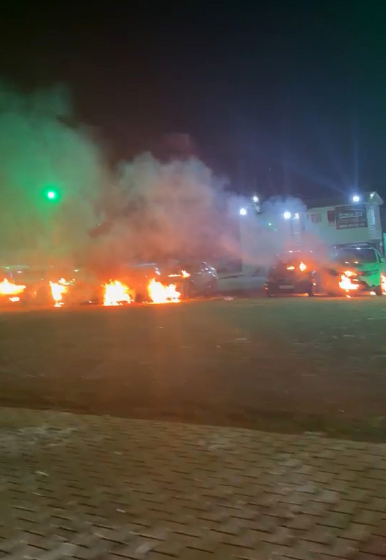 Benzin dökerek 6 otomobili ateşe verdi