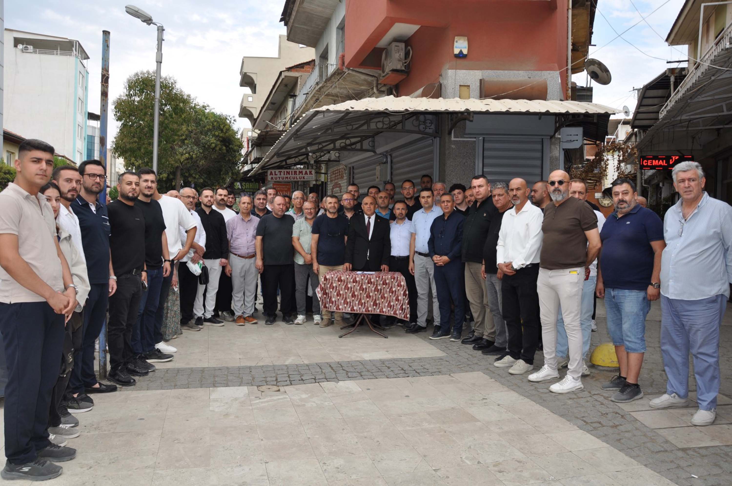 Manisa'da silahlı soygun girişimi sonrası kuyumcu esnafı kepenk indirdi