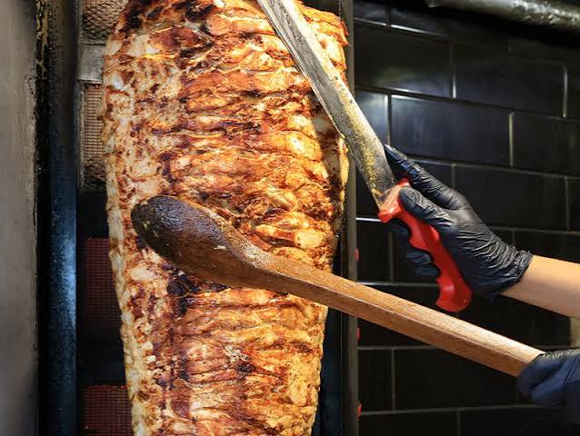 Esenyurt’ta tavuk döner yiyen 30 kişi hastanelik oldu