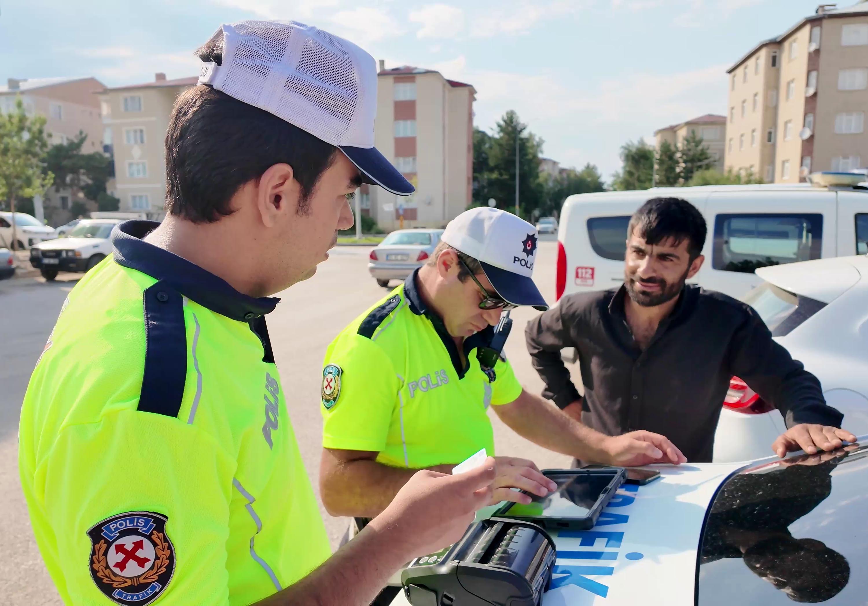 Düğün konvoyunda ceza yiyen sürücü: Bundan sonra korna çalmak haram olsun!