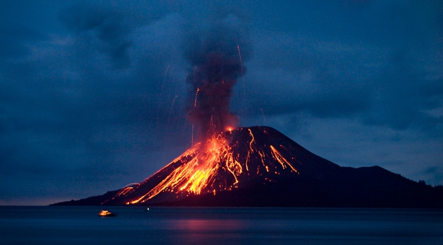 Anak Krakatau Yanardağı patladı! Jakarta Havalimanı kapatıldı