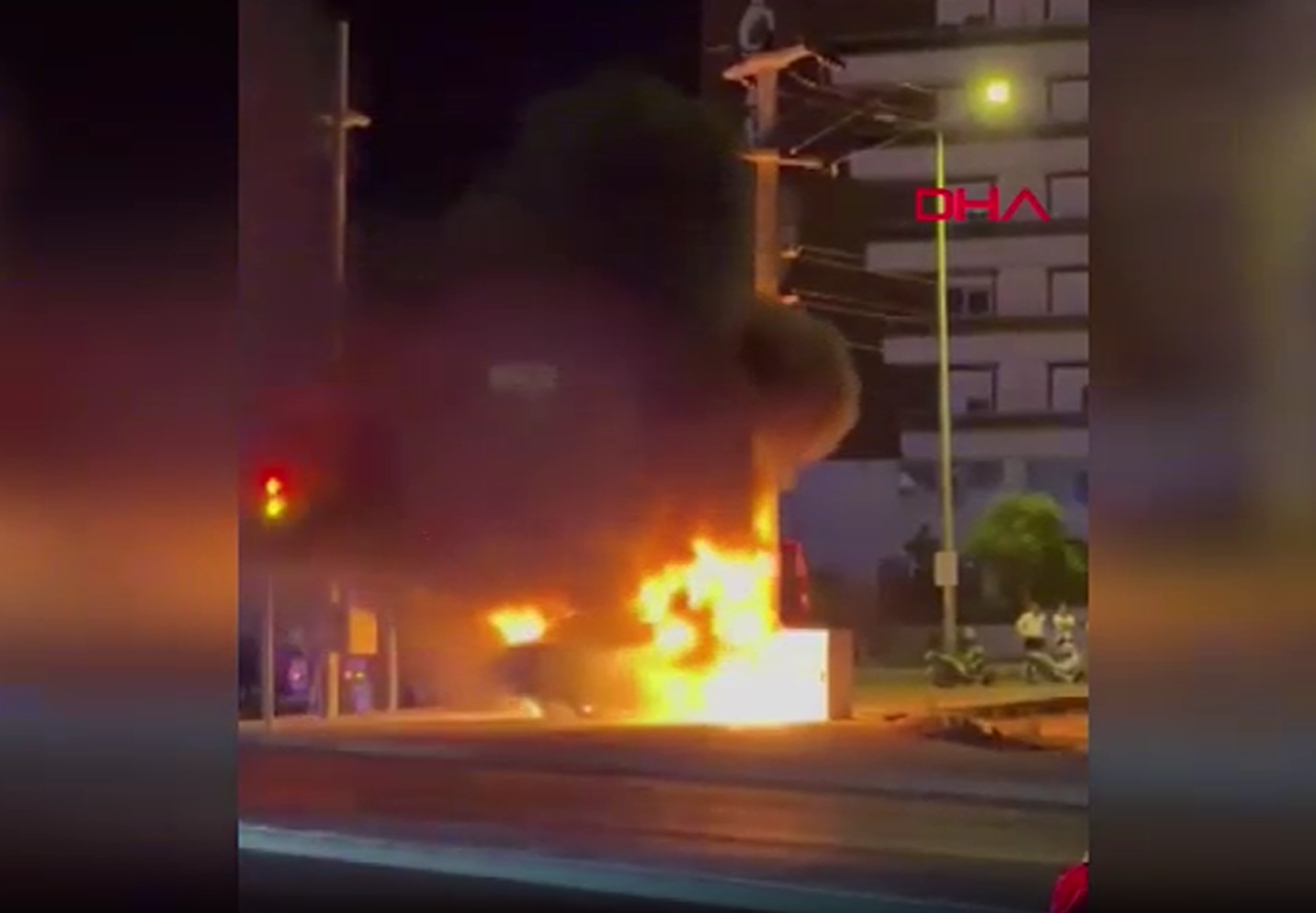 Çarpışan otomobillerden biri alev topuna döndü!