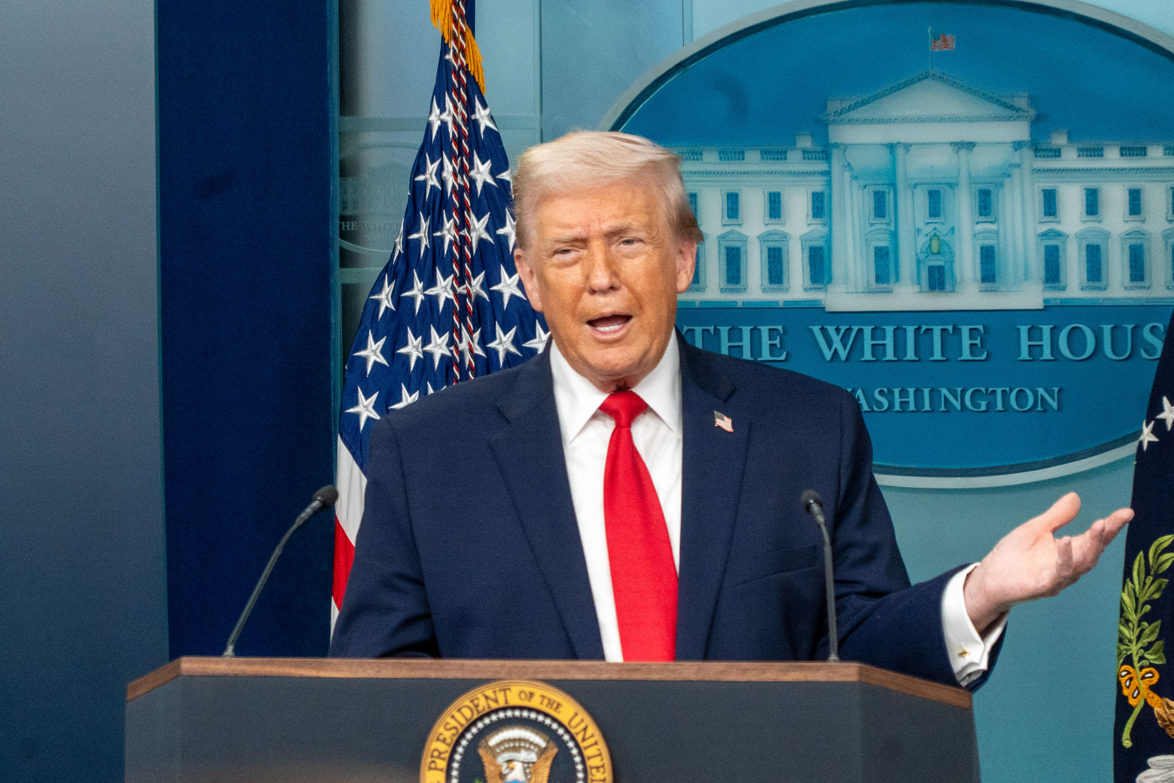 Trump, İran'dan sonra yeni bir ülkeyi hedefine koydu! Yolumuza çıkarlarsa bombalarız