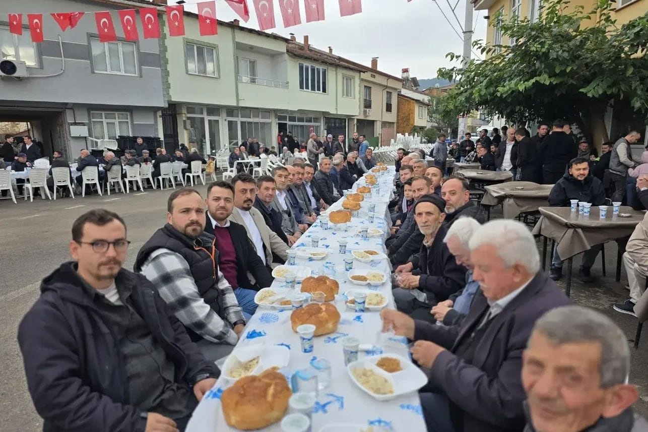 Bursa'da düzenlenen tavuklu pilav etkinliğinde 100 kişi rahatsızlandı