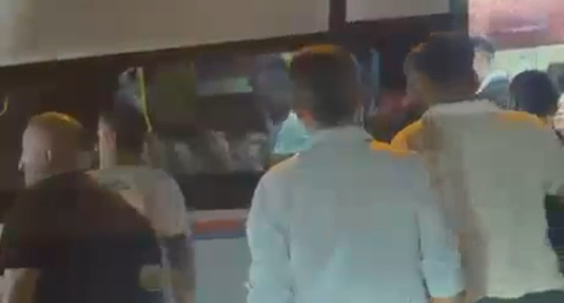Minibüste çocuk feci şekilde dövüldü! Kameraya yansıyan olay sonrası soruşturma başlatıldı