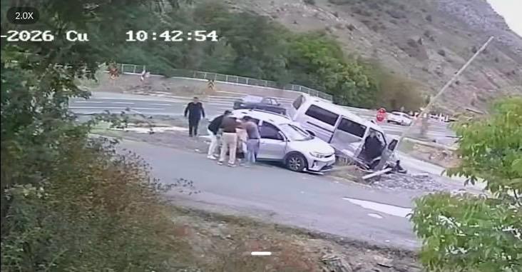 minibüs ile otomobilin çarpıştığı kaza kamerada: 4 yaralı