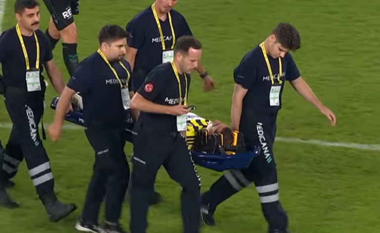 Kafasına darbe alan Kerem Aktürkoğlu hastaneye kaldırıldı!