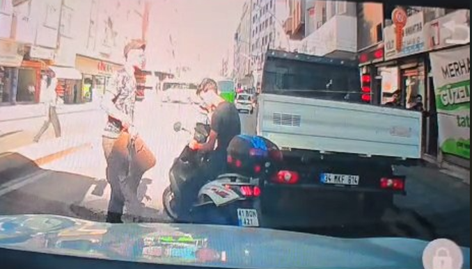 Kamyonetin kasasından sarkan demir motosikletin sürücüsünü gözünden yaraladı!