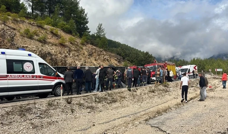 Isparta-Antalya yolunda otobüs devrildi! 1 ölü, 9 yaralı