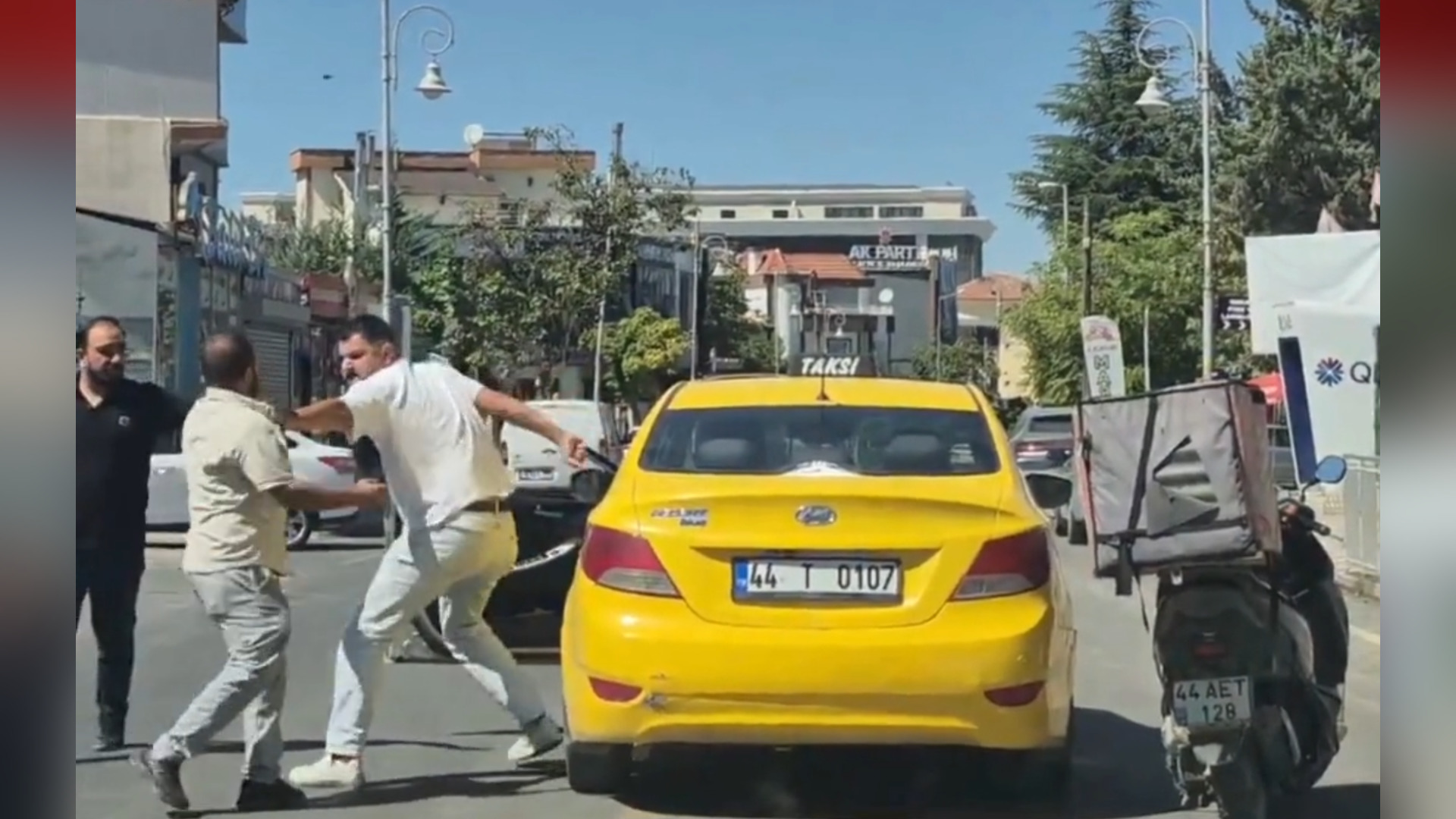 Taksi şoförü ile motokurye birbirine girdi! Tekmeli yumruklu kavga kamerada