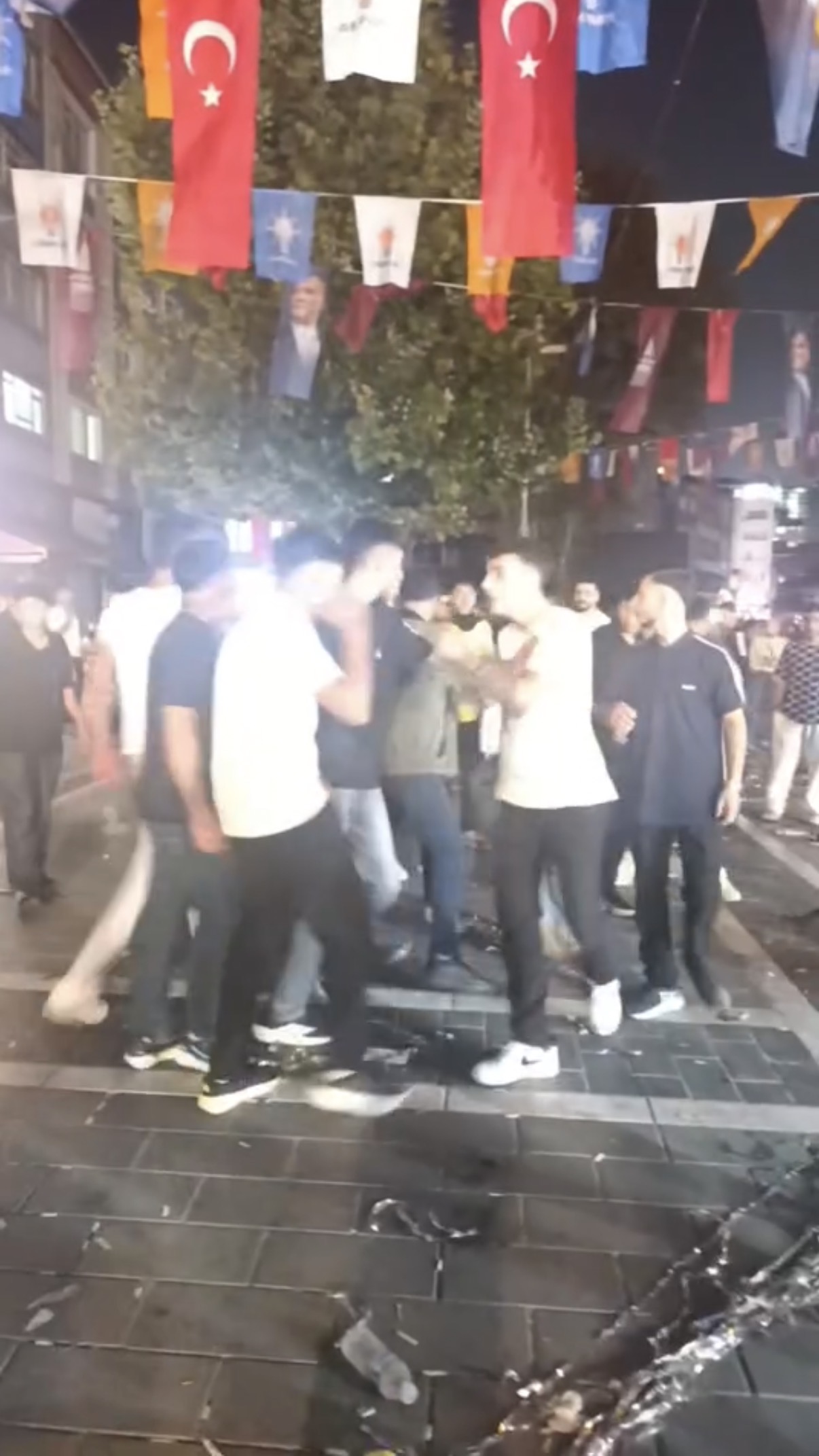Rapçi Poizi konserinde kavga çıktı! Tekme ve yumruklar havada uçuştu