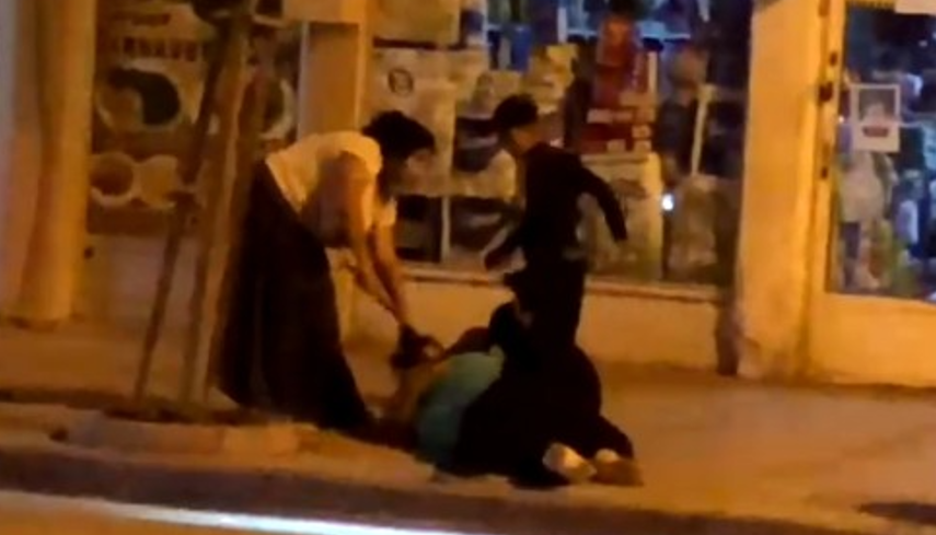 Caddede iki kadının sopalı kavgası kamerada