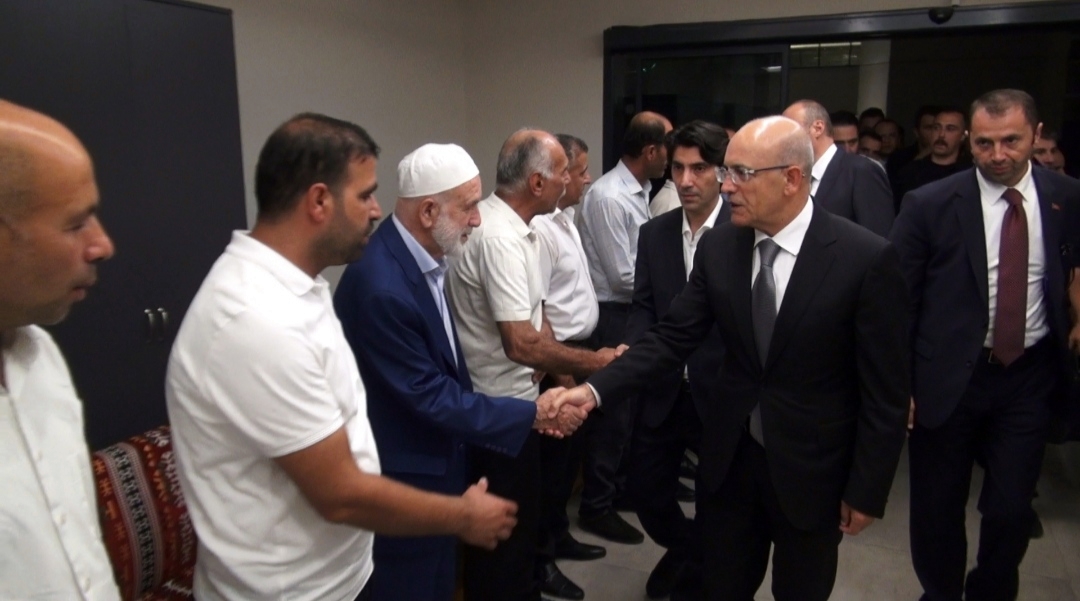 Bakan Şimşek, yangında ölen yeğeninin taziyesine katıldı!