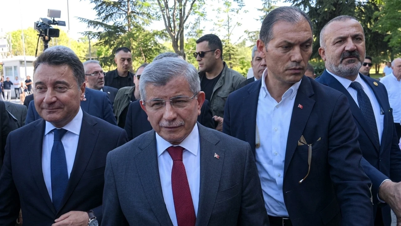 Eski Başbakan Ahmet Davutoğlu ifade için adliyede! Babacan ve Arıkan yalnız bırakmadı