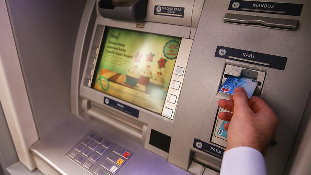 ATM'lerdeki Tehlike: Paranızı Saymadan Cüzdana Koyuyorsanız Dikkat Edin