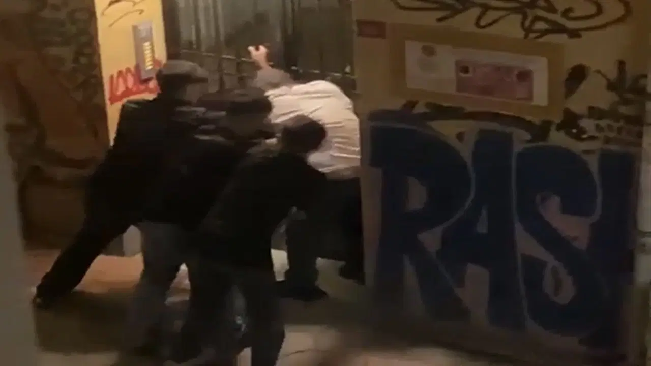Beyoğlu’nda sokakta darbettikleri kişiyi gasbeden 4 çocuk tutuklandı