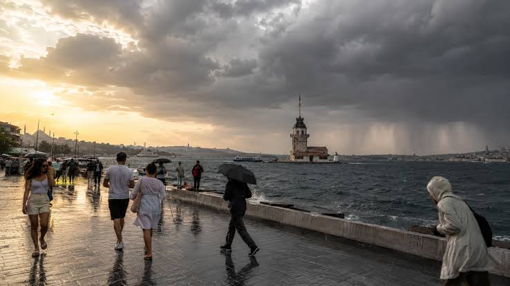 İstanbul'a kuvvetli sağanak geliyor! 5 ilçeye kritik uyarı