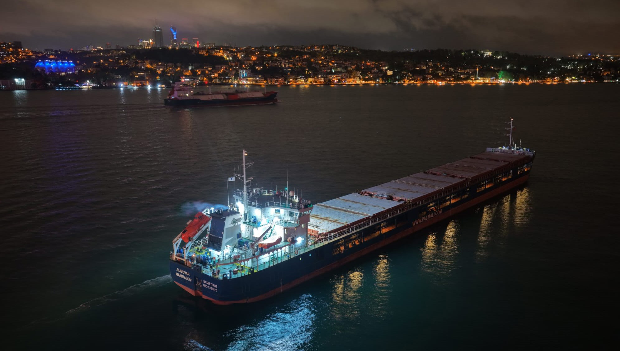 İstanbul Boğazı'nda gemi arızası! Trafik çift yönlü durduruldu