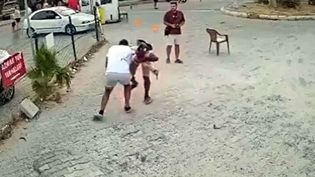 Sokak ortasında dehşete düşüren kavga! Birbirlerini acımadan defalarca bıçakladılar