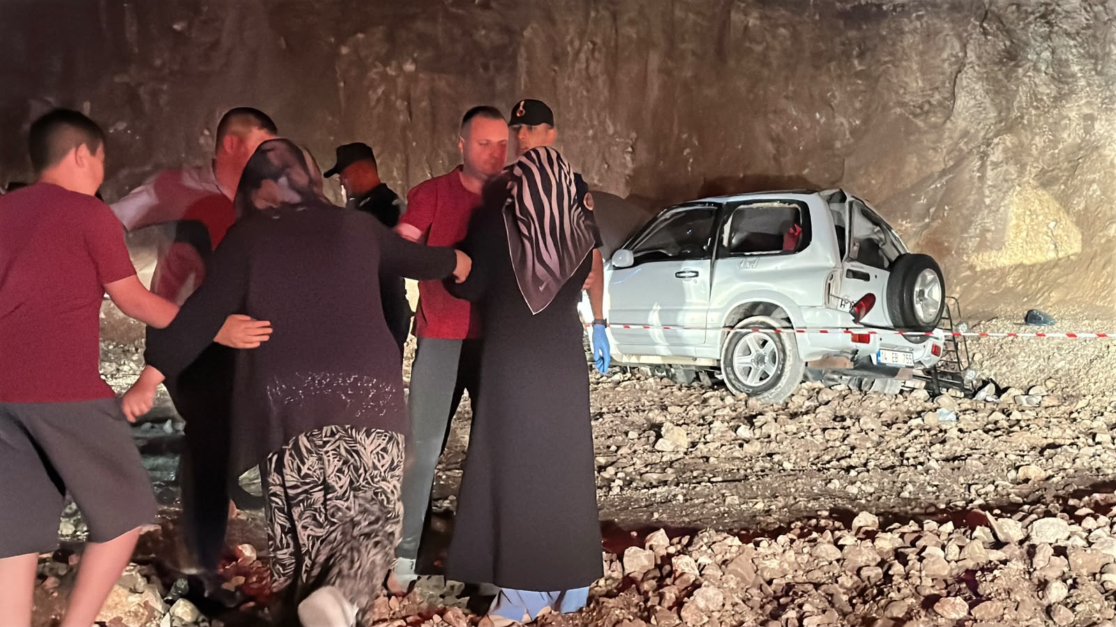 Genç sevgililer kaza kurbanı! Cip şarampole yuvarlandı