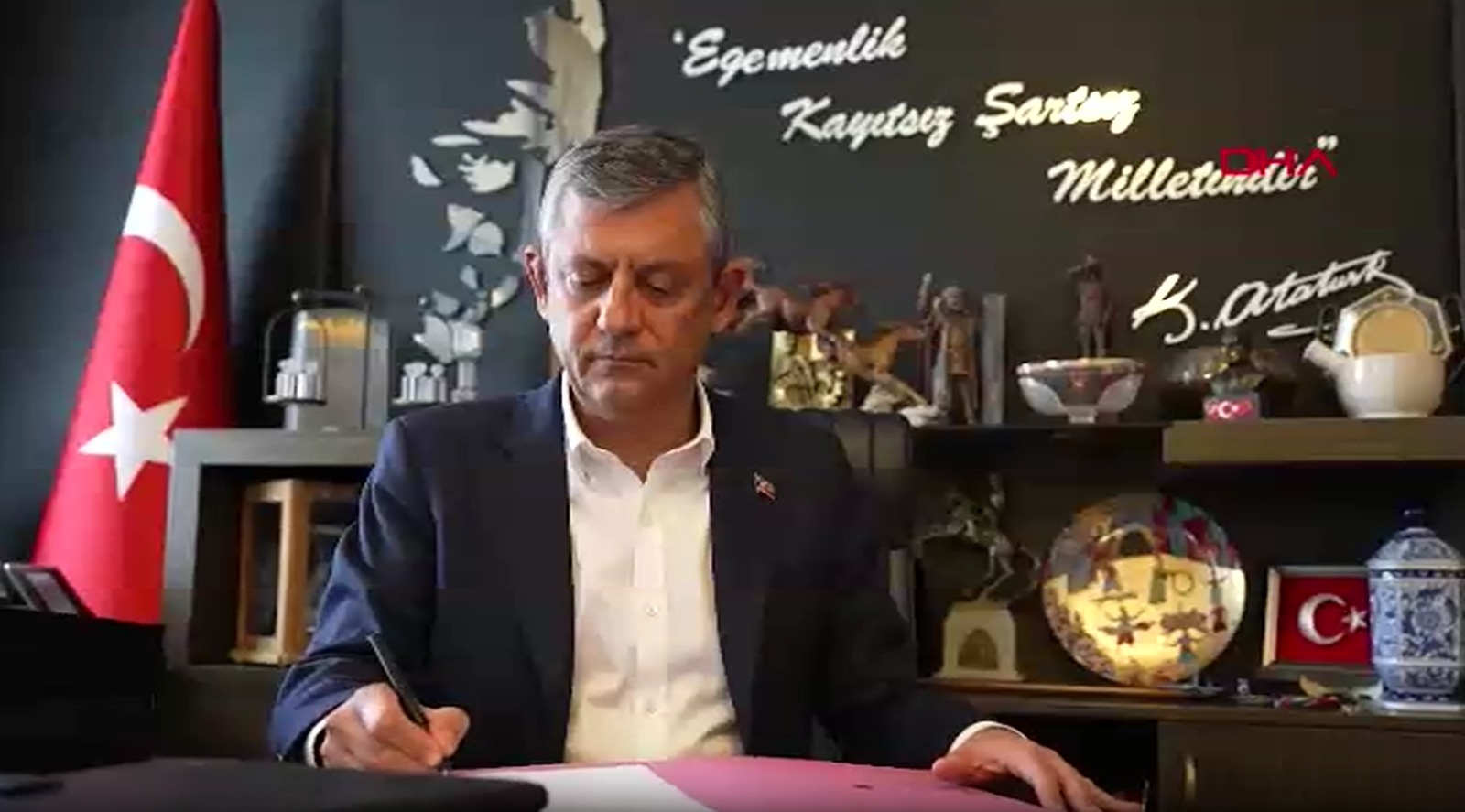 Özgür Özel CHP'den istifa etti! Yeni Parti ana muhalefet olacak
