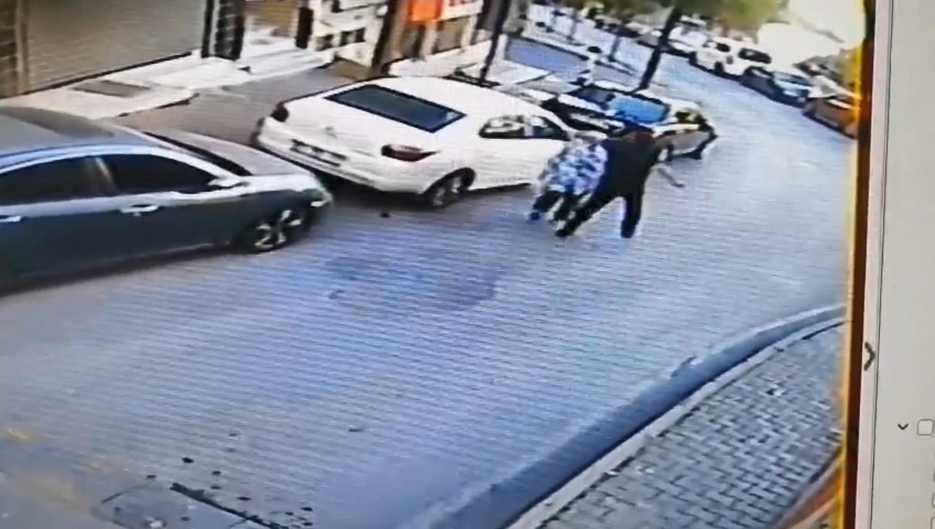 İstanbul'da yolda yürüyen kadına yumruklu saldırı! Polis saldırganın peşinde