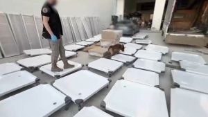 Zemin panellerinden uyuşturucu fışkırdı